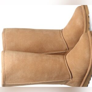 Women’s like new Bearpaw boots size 10